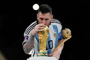 “Feliz día de la bandera”: el emotivo posteo de Lionel Messi y la foto de campeón del mundo que eligió. (AP Foto/Martin Meissner, archivo)