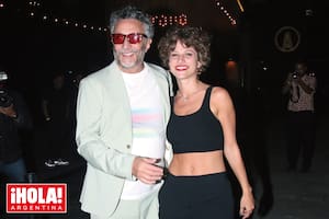 Feliz, Fito posa con su exitosa party planner: su novia, Eugenia Kolodziej.