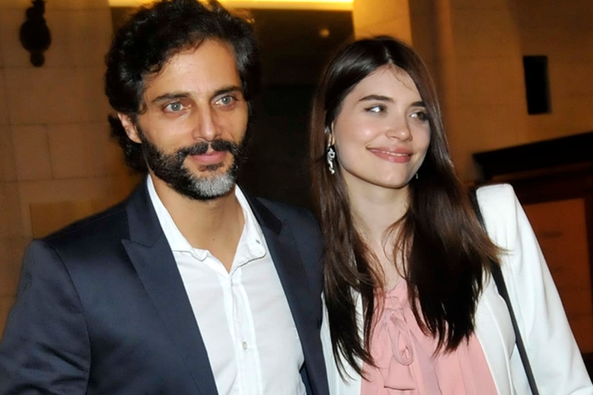 Feliz. Joaquín Furriel con su premio en mano y junto a su novia, la actriz Eva De Dominici