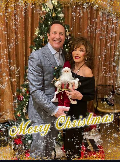 "¡Feliz Navidad!", publicó Joan Collins en una fotografía junto a su marido Percy Gibson