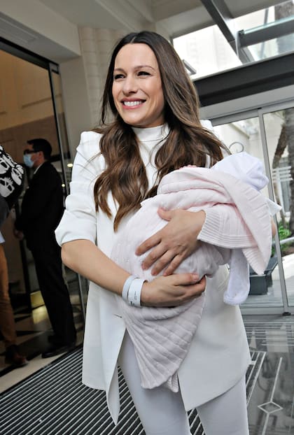 Feliz, Pampita abandonó este sábado al mediodía la clínica junto a su hija