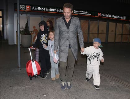 Feliz por el reencuentro, Benjamín Vicuña se fue del Aeropuerto de Ezeiza a su casa con sus tres hijos