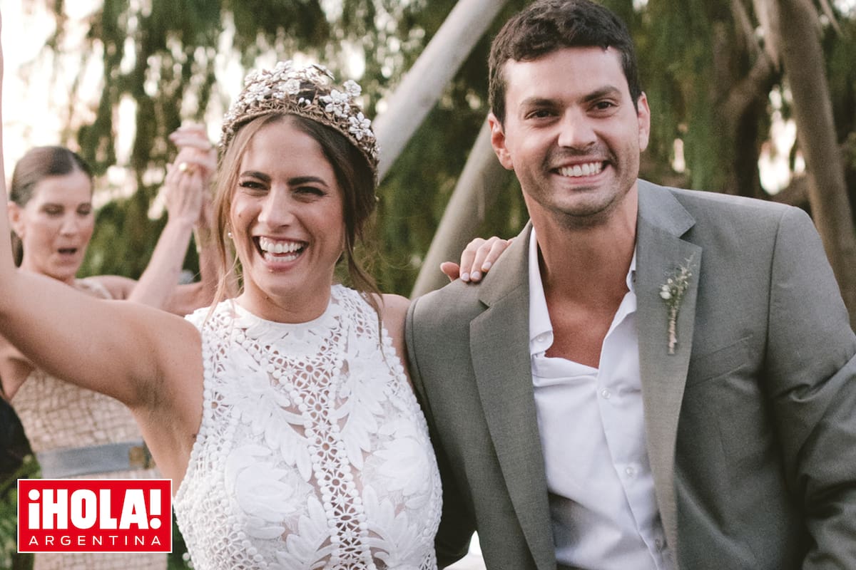 Feliz y emocionada, la pareja sale en medio de una lluvia de aplausos.