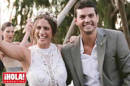 Feliz y emocionada, la pareja sale en medio de una lluvia de aplausos.