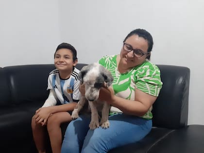 Felizmente adoptado: con su mamá Rina y su hermano Benja.