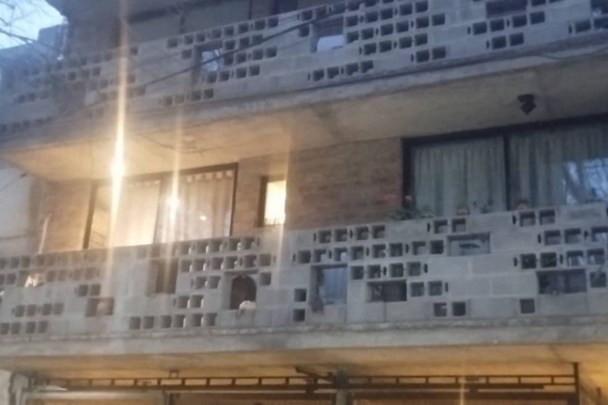 Femicidio en Rosario: hallan muerta a una mujer con una puñalada en el cuello y detienen a su pareja.