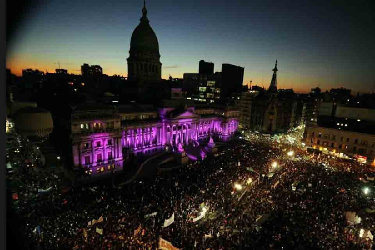 Femicidios: la primera masiva marcha del Ni una Menos