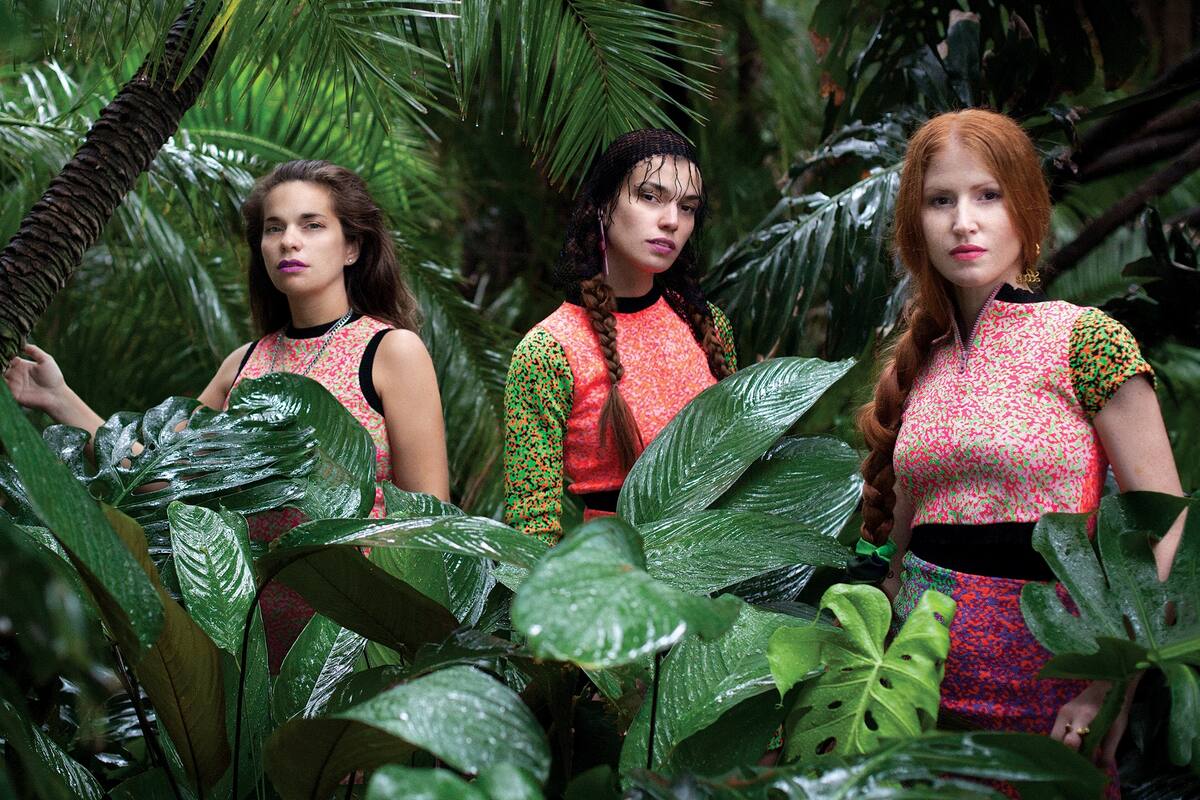 Fémina está formado por Clara Miglioli, Clara Trucco y Sofía Trucco (desde la izquierda), tres amigas que encantan al mundo con su naturaleza slow