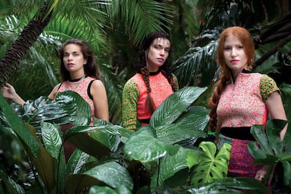 Fémina está formado por Clara Miglioli, Clara Trucco y Sofía Trucco (desde la izquierda), tres amigas que encantan al mundo con su naturaleza slow