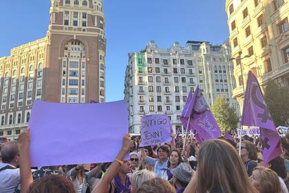Feministas se manifiestan en Madrid en apoyo a Jenni Hermoso al grito de "no es un pico, es una agresión"