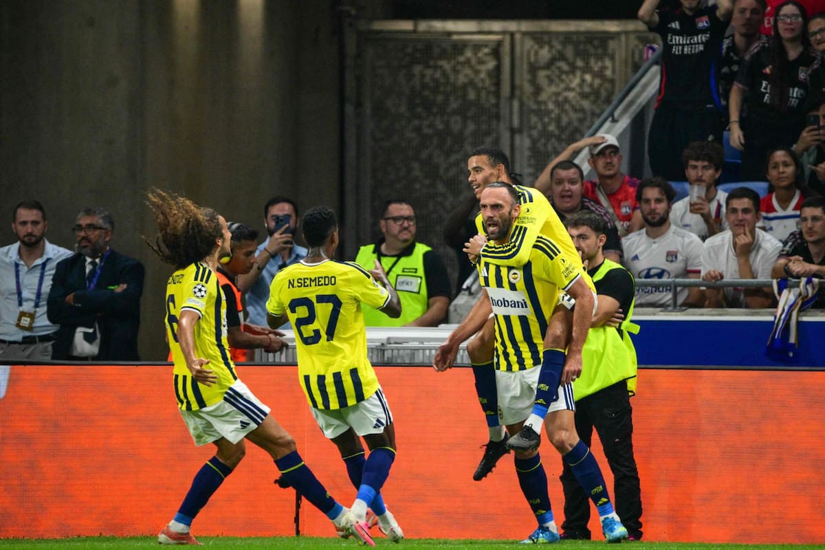 Fenerbahce sufrió ante Olympique de Lyon, pero vuelve a la Champions