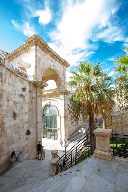 Fenicios, cartagineses, romanos, bizantinos, árabes y españoles –fue parte del reino de España hasta el siglo XVIII– han dejado una huella en la arquitectura, en la cultura y en las tradiciones.