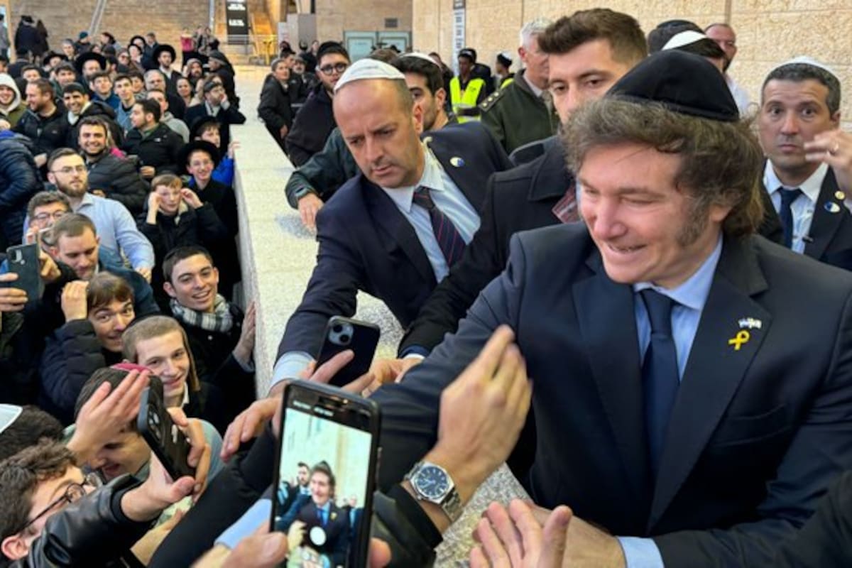 “Fenómeno barrial”, ironizó Milei en su cuenta de X, junto con una foto saludando a seguidores en Jerusalén