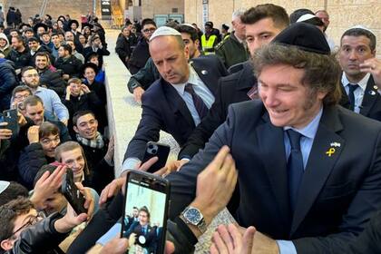 “Fenómeno barrial”, ironizó Milei en su cuenta de X, junto con una foto saludando a seguidores en Jerusalén