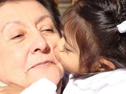 Fer junto a su abuela María Eugenia, con quien tiene una conexión muy especial, el día de su bautismo.