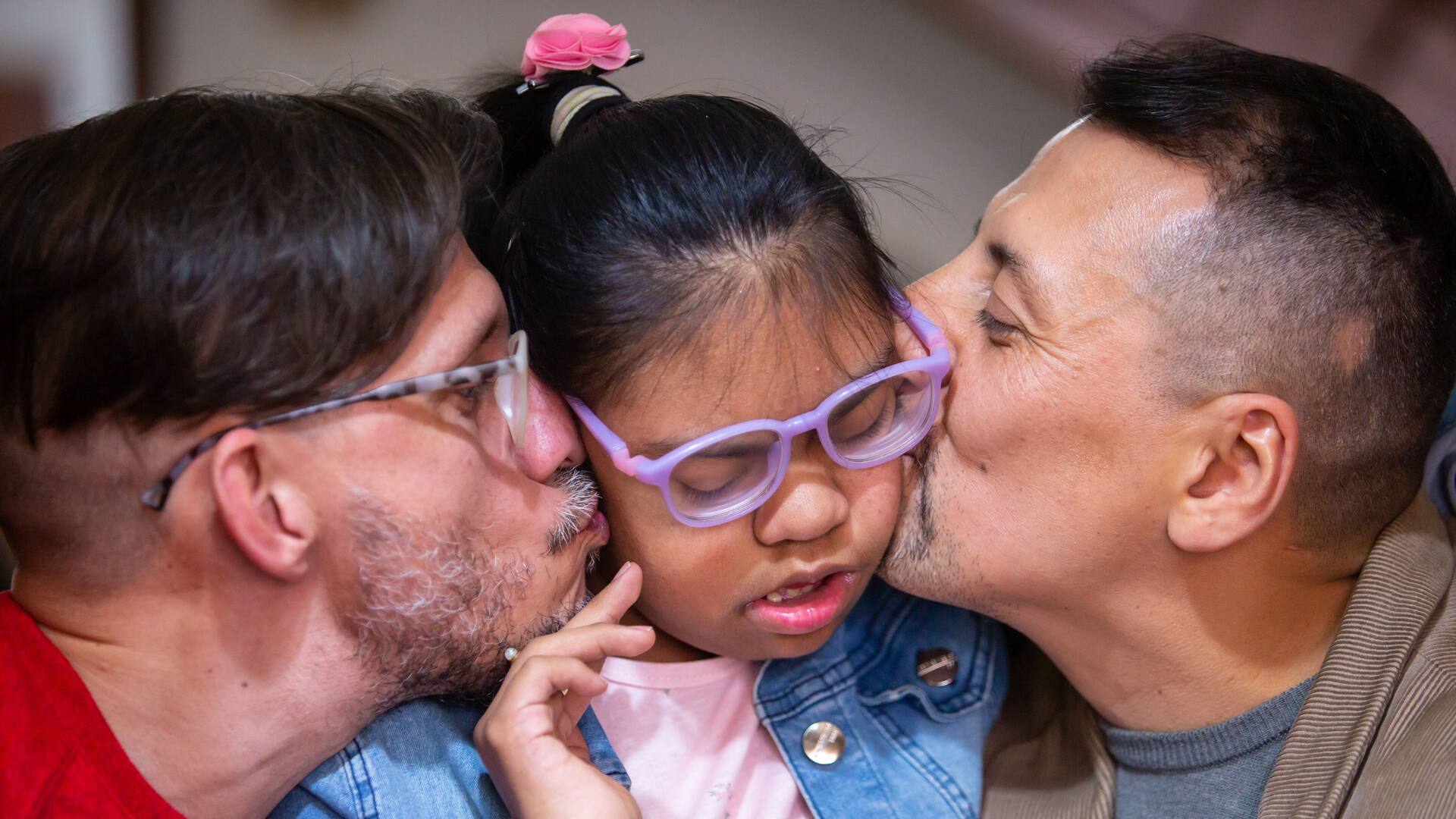 Cuando Gustavo y Adolfo la conocieron, Fer no sonreía. Hoy, en cambio, es una niña feliz a la que le encanta la música.