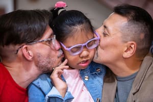 La emotiva reacción de una niña al conocer a sus papás adoptivos