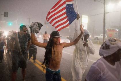 La lluvia no empanó la marcha en memoria de Michael Brown