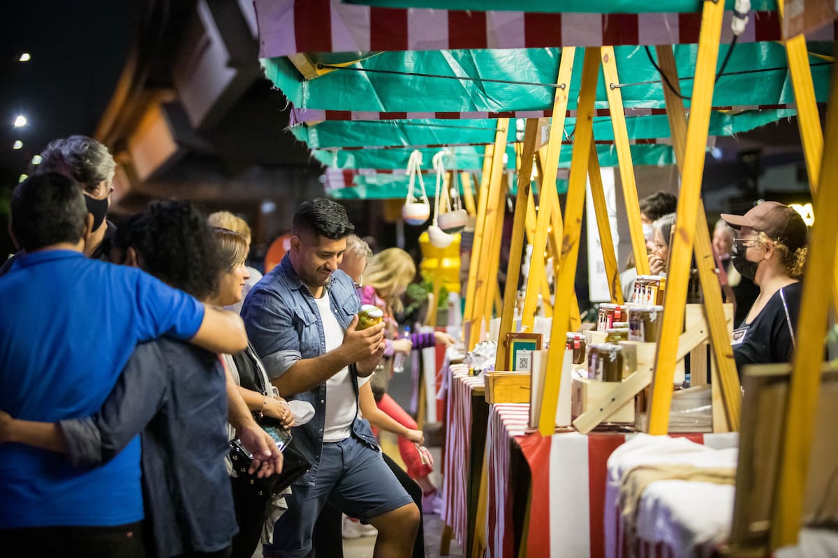 Feria de productos sustentables en la plaza de la Usina del Arte