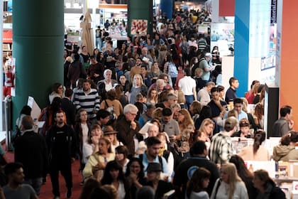 Una multitud de visitantes en la Feria del Libro prepandemia