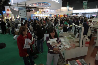 Años felices. Imagen de la compra de los bibliotecarios de la Conabip en abril de 2019 en la Feria del Libro porteña