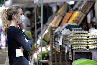 Coronavirus: en ferias municipales, controlan que se cumpla la distancia social