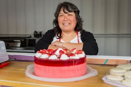 Julia Narvaez atiende su puesto de comida argentina y peruana