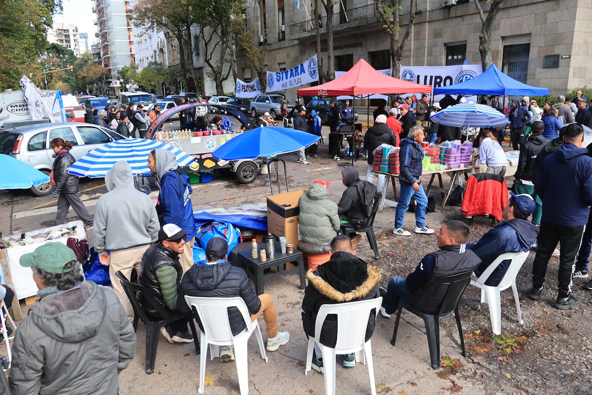 Feriantes desplazados de la Bristol que montaron una feria frente a la municipalidad, con corte de calles