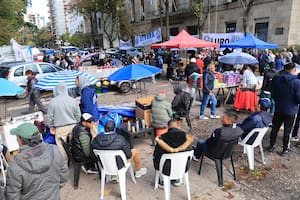 Feriantes desplazados de la Bristol que montaron una feria frente a la municipalidad, con corte de calles