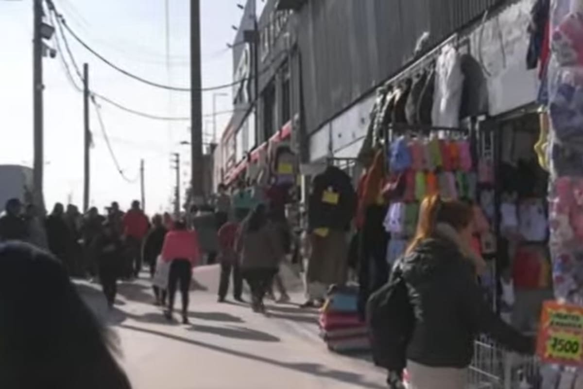 Feriantes venden en la calle en La Salada