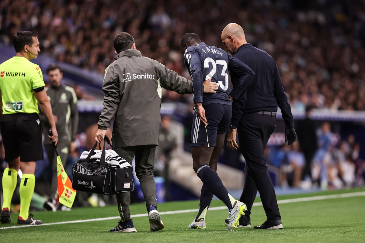 Ferland Mendy sale lesionado; el defensor será intervenido de una lesión en el tendón del recto femoral de la pierna derecha