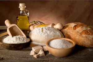 Fermento, agua, harina y sal, los ingredientes básicos para hacer pan casero.