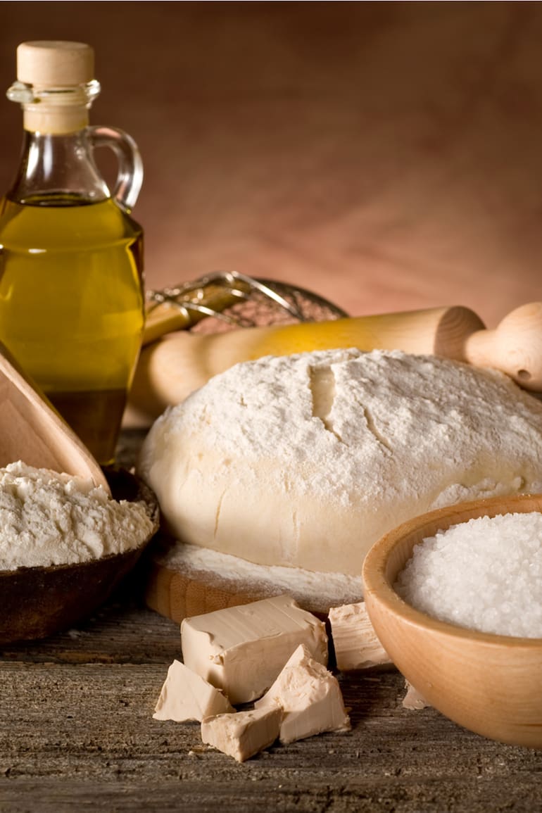 Fermento, agua, harina y sal, los ingredientes básicos para hacer pan casero.