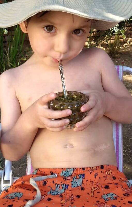Fermín, a los 7 años, disfruta cada día rodeado del amor de su familia y amigos.