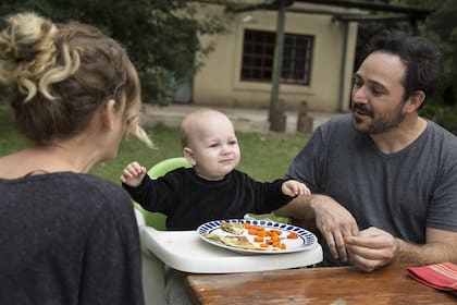 Fermín Bertolone, de un año y un mes, logró incorporar las verduras a su dieta gracias a la insistencia de sus padres