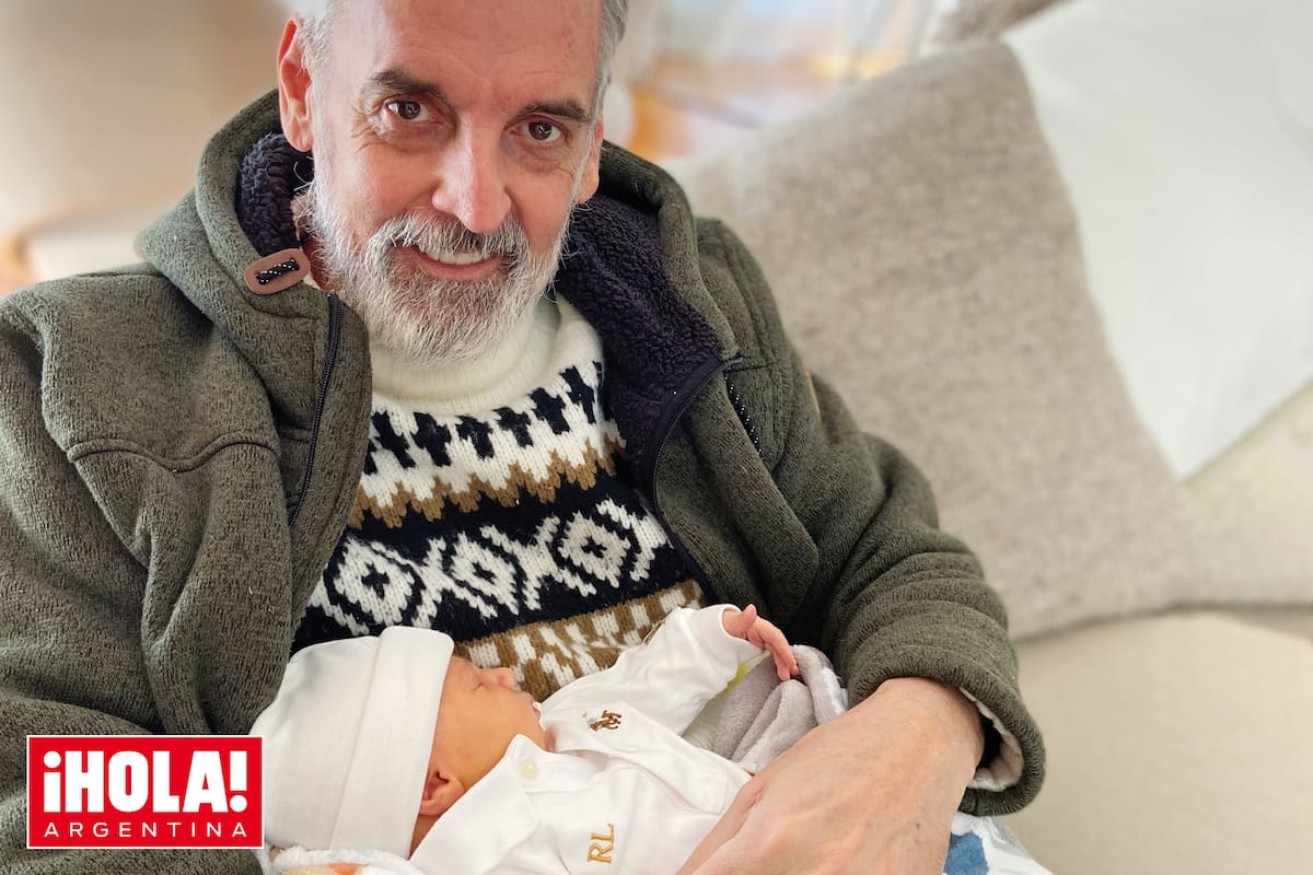 Fermín descansa plácidamente en brazos de su abuelo. Y ya es un minifashionista, con un body de Ralph Lauren. “Quisiera que se vaya generando esa unión y complicidad que imaginé toda la vida”, dice Benito.