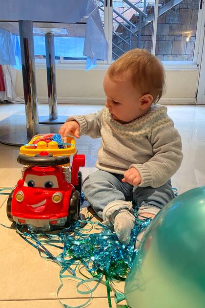 Fermín juega con un camioncito con bloques que le regalaron y le encantó.