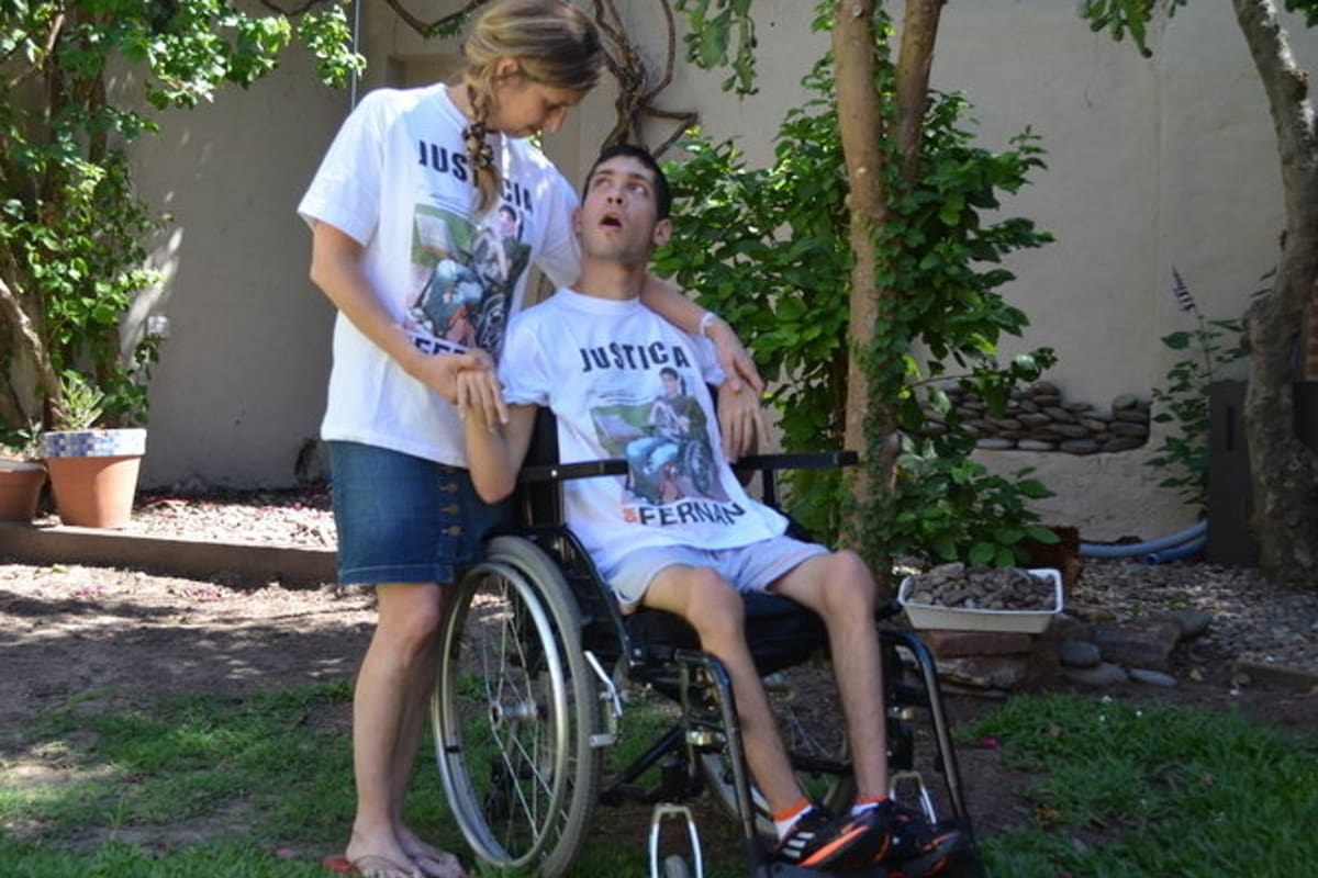 Fernán López Abal junto a su mamá Paula