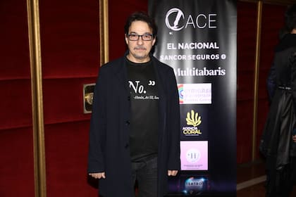 Fernán Miras, actor de Sottovoce, optó por un look casual para esta noche de premios. El intérprete llevó descontracturó un pantalón de vestir con una remera con inscripción y un saco oversize
