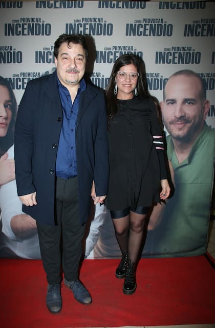 Fernán Mirás llegó con su novia, la socióloga y periodista Eugenia Zicavo.