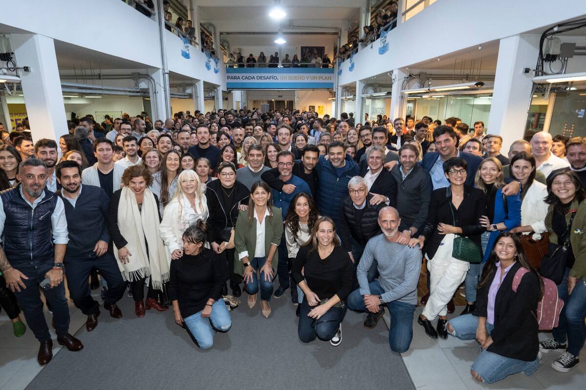 Fernán Quirós, acompañado por funcionarios y dirigentes de Pro