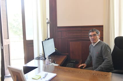 Fernán Quirós guarda en su despacho un libro con los secretos de su estrategia política