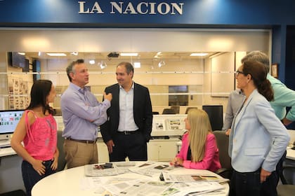 Fernán Saguier conversa con Diego Cabot y parte de la conducción de LA NACION durante la cobertura de los Cuadernos de las Coimas