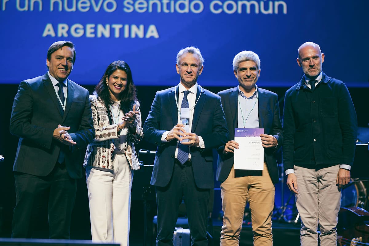 Fernán Saguier, director periodístico de LA NACION (centro), José Del Rio, secretario general, y Martín Rodríguez Yebra (secretario de Política) reciben el galardón en Cracovia