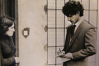 Fernán Saguier, en una cobertura en Quilmes, en 1984