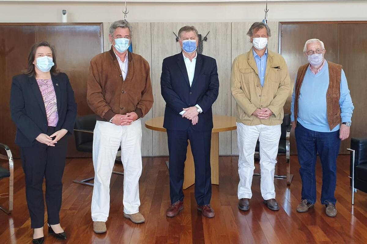 Fernanda González, ministra de la Producción de La Pampa; Nicolás Pino, presidente de la Rural; Sergio Ziliotto, gobernador de La Pampa, Marcos Pereda, vicepresidente de la Rural, y Juan Botting, director de La Pampa de la SRA