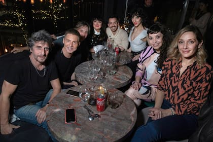 Fernanda Metilli junto a Adrián Suar, Diego Peretti y el staff completo de la comedia Inmaduros, un éxito que se dio en El Nacional
