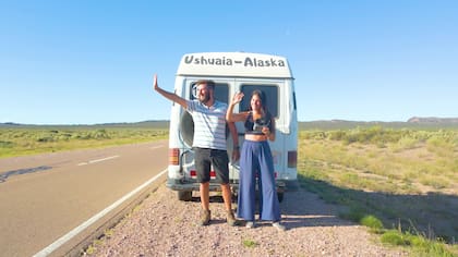 Fernanda Mugarbi y José Luis Ferriño junto a la camioneta que acondicionaron con todas las comodidades para recorrer América