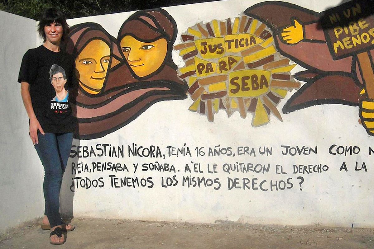 Fernanda Nicora, ya fallecida, junto a un mural que recuerda el caso de su hijo, Sebastián, muerto en Punta Indio