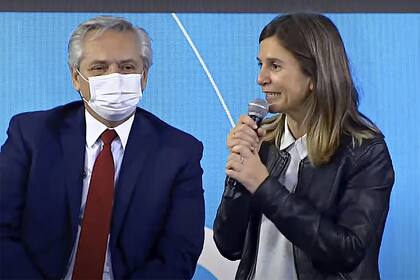 Fernanda Raverta, titular del ANSES y el presidente Alberto Fernández